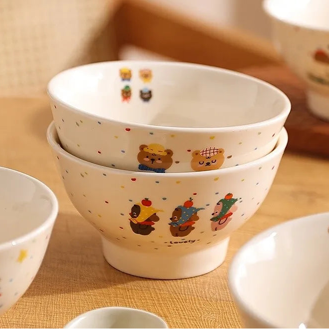 Ceramic kawaii ramen bowls with bear design on a wooden surface, featuring the brand 'Suckling Bear'.