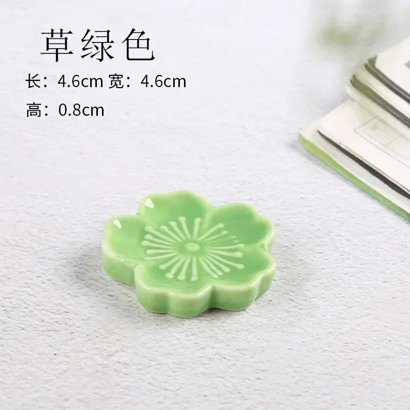A green flower shaped kawaii chopstick holder
