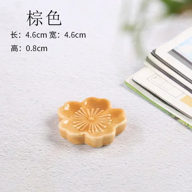 Small decorative kawaii chopstick holder with floral design on a textured surface, with text indicating dimensions.