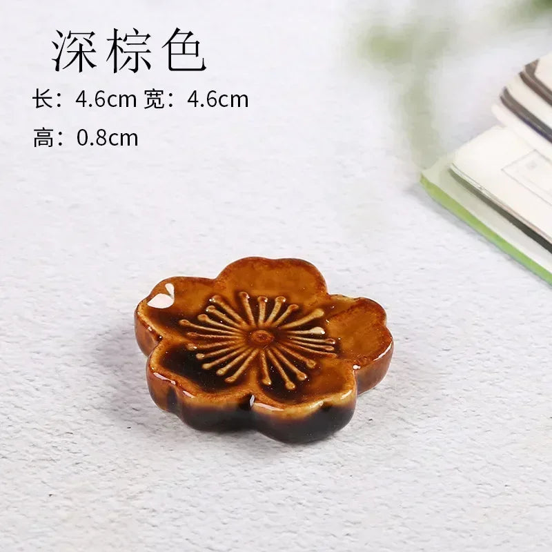 Brown floral decorative kawaii chopstick holder on a textured white surface with measurements displayed.