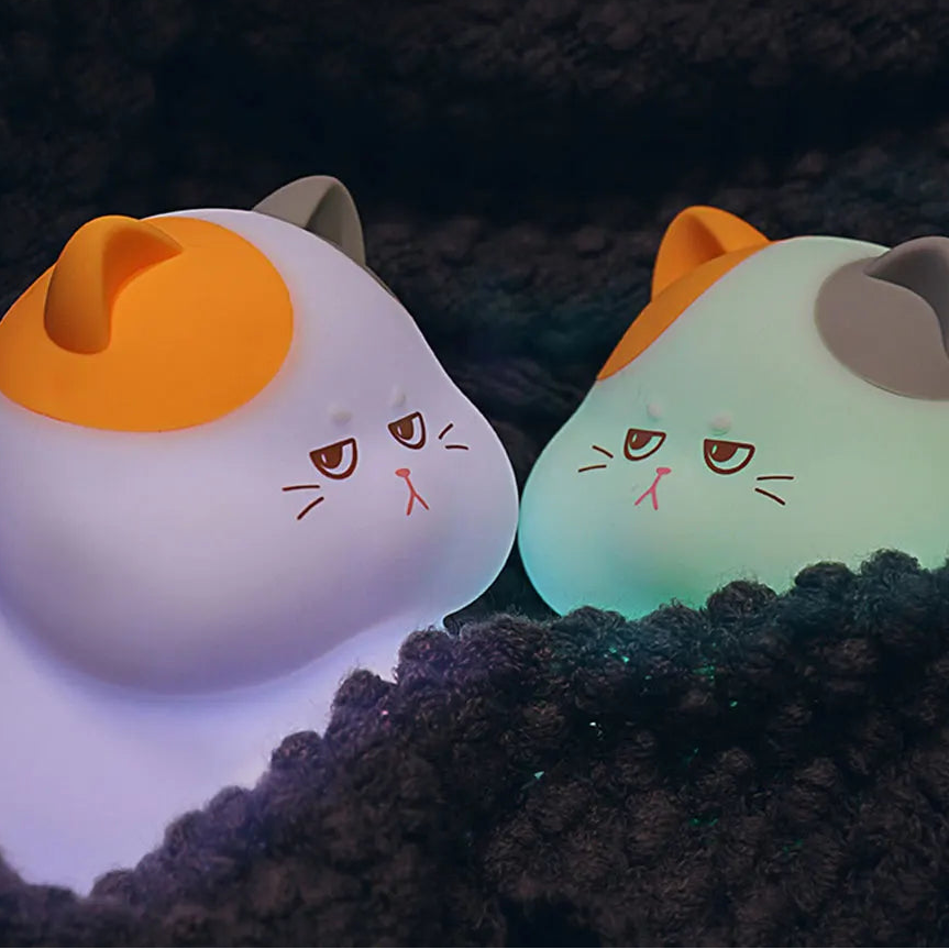 Cat-shaped kawaii night light with switch for 30-minute timer and light color selection on a dark background.