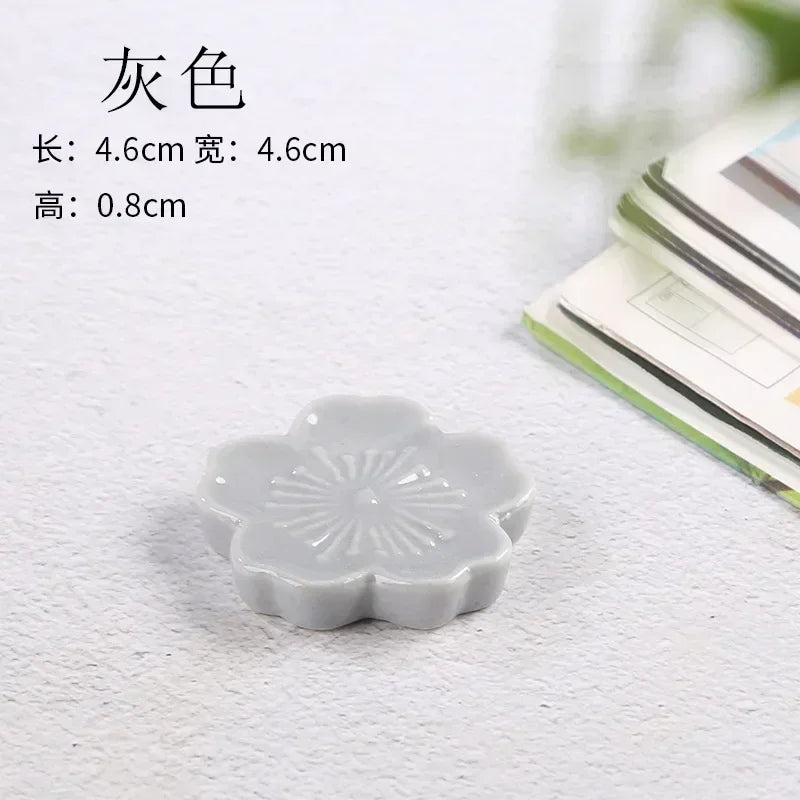 Floral kawaii chopstick holder on a textured surface with text indicating dimensions.