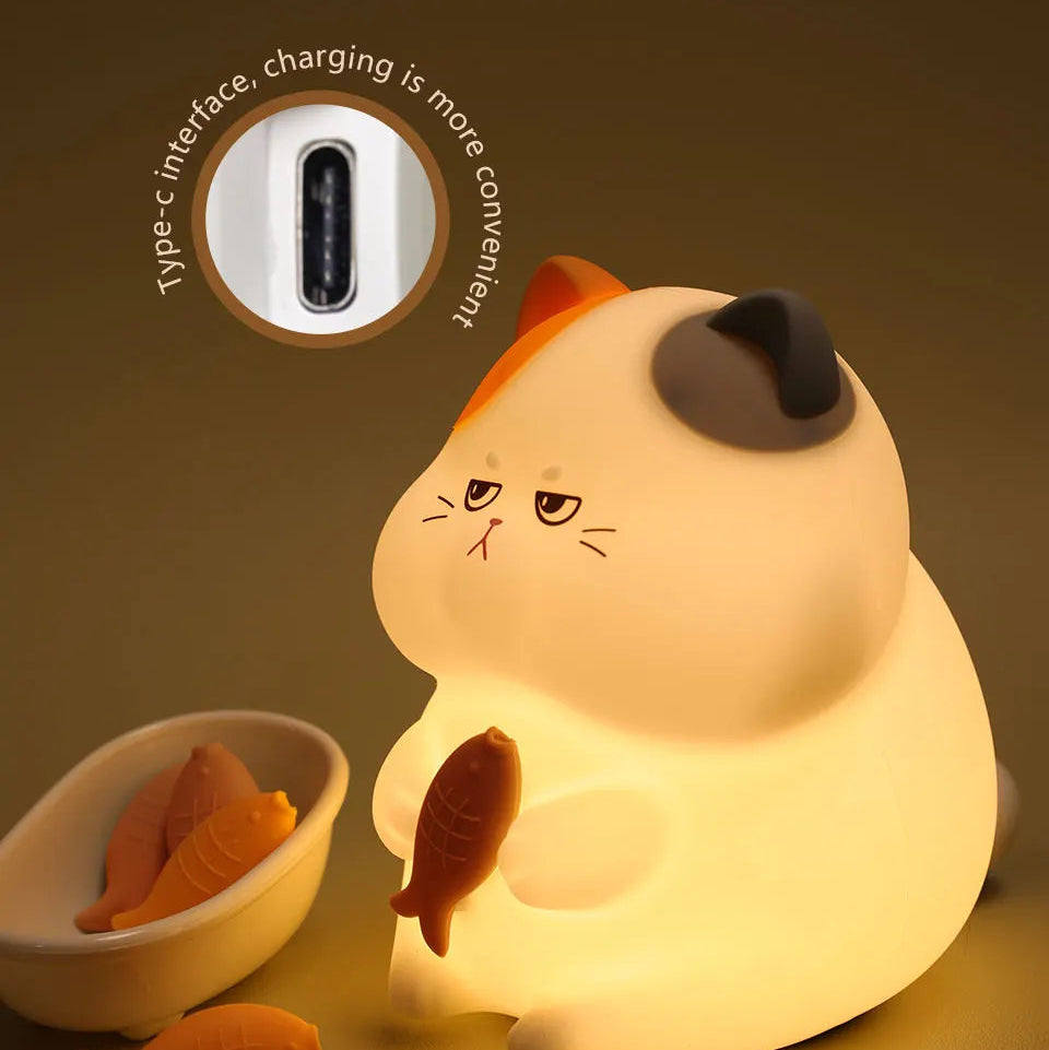 Cat-shaped kawaii lamp with text about easy charging and battery capacity on a brown background