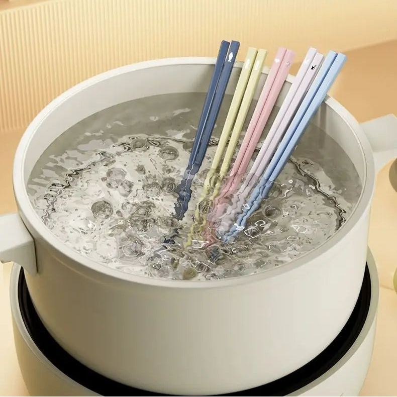Colorful kawaii chopsticks being boiled in a pot with water, with text indicating high temperature resistance.