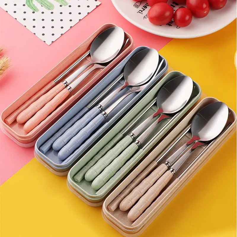 Set kawaii utensils including four collapsible spoons in different colors with a carrying case on a colorful background.